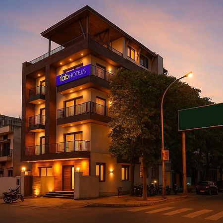 Fabhotel F9 Sector 19 Нойда Экстерьер фото