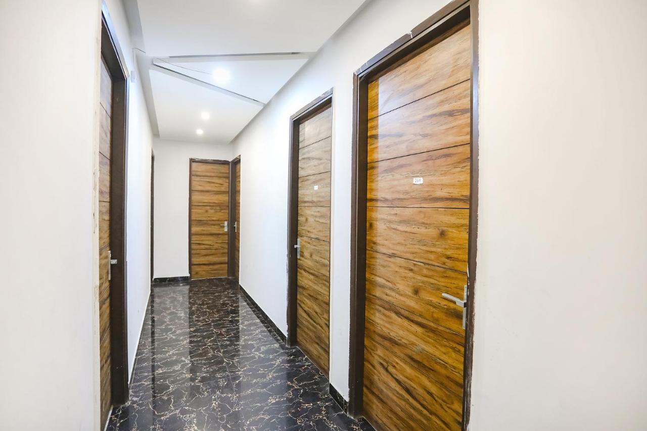 Fabhotel F9 Sector 19 Нойда Экстерьер фото