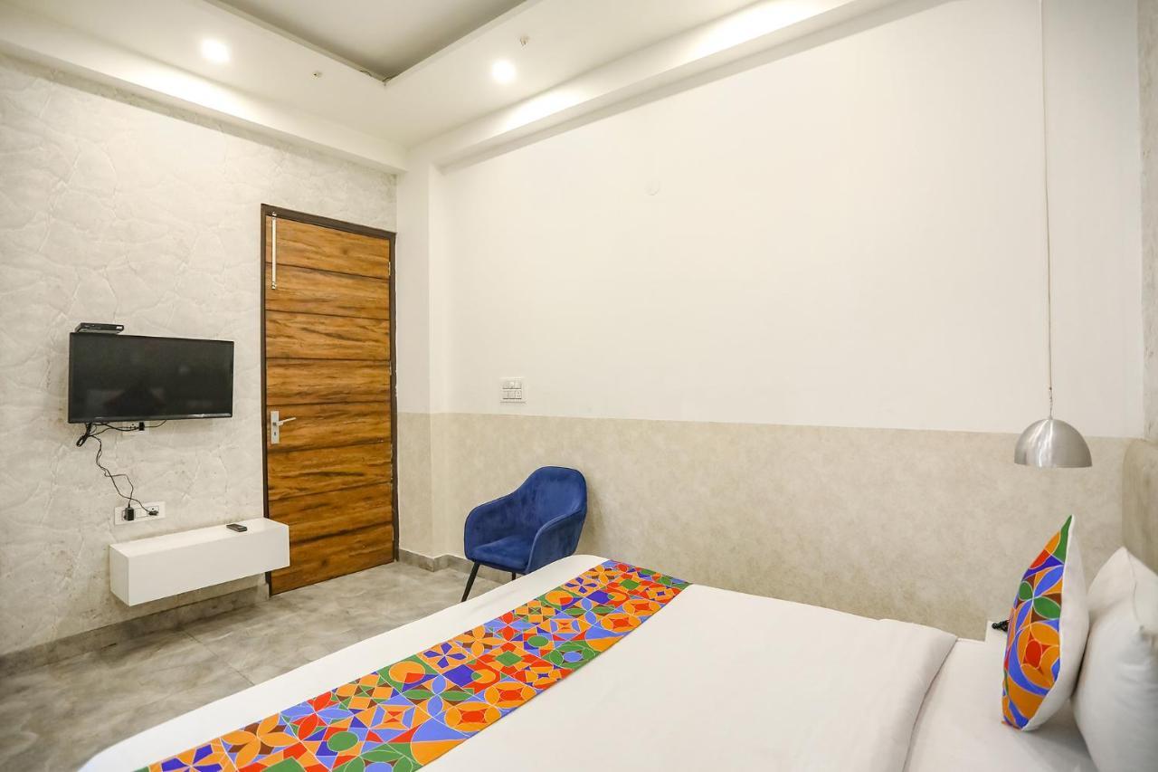 Fabhotel F9 Sector 19 Нойда Экстерьер фото